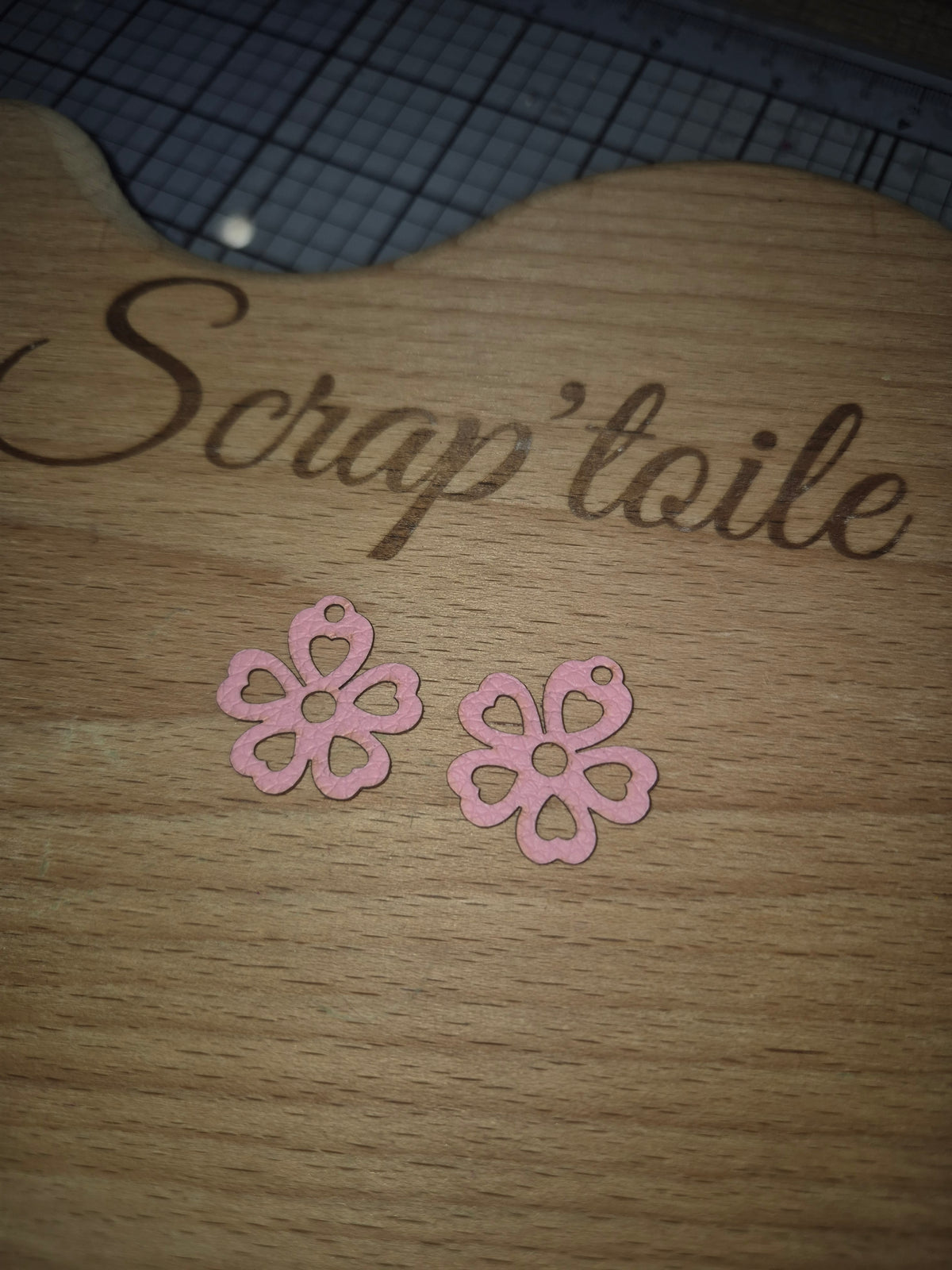 Breloque fleurs en similicuir
